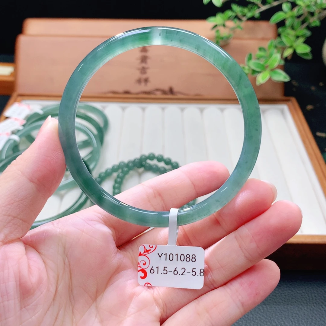 翡翠未镶嵌手镯（圆镯）
