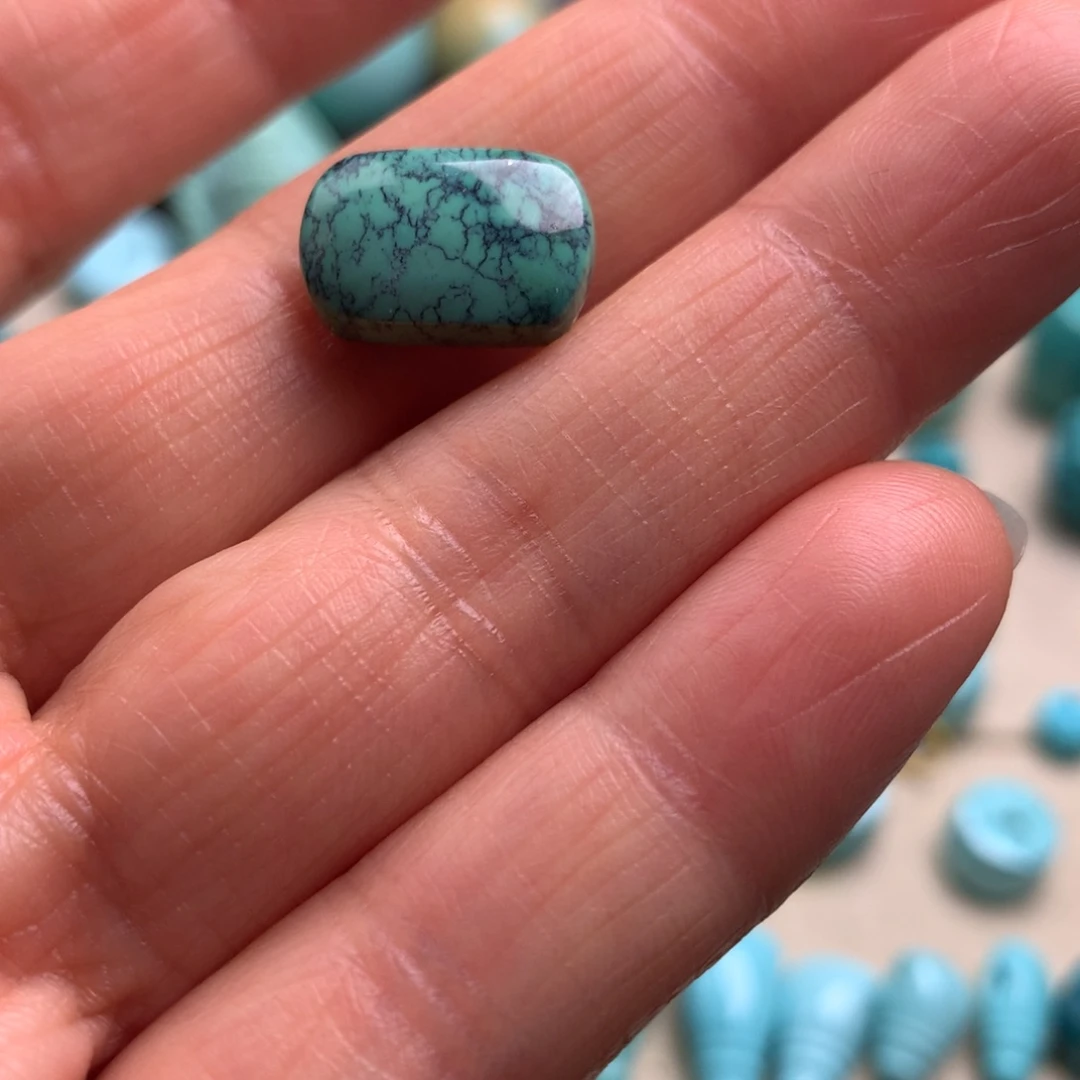 绿松石未镶嵌颈饰