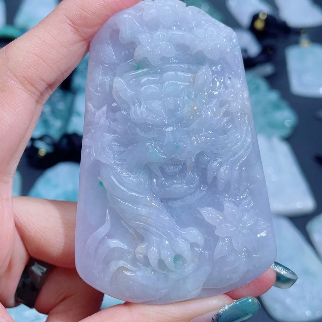 翡翠未镶嵌颈饰虎牌