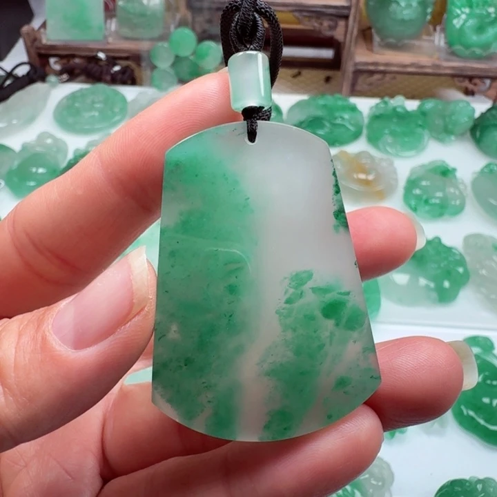 颈饰未镶嵌石英质玉