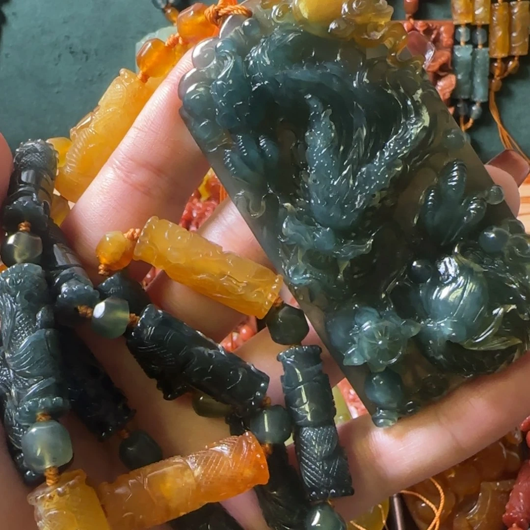 蛇纹石玉颈饰合金?