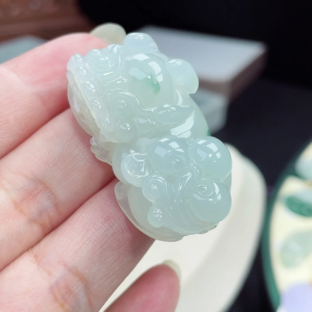 翡翠未镶嵌颈饰貔貅