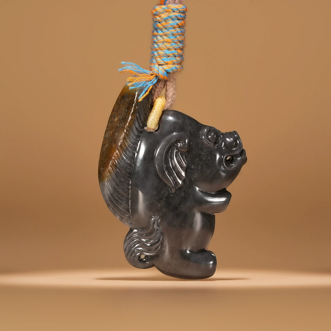 典藏级 新疆和田玉青花籽小飞猪“福猪”吊坠 44*31*10mm± H122106