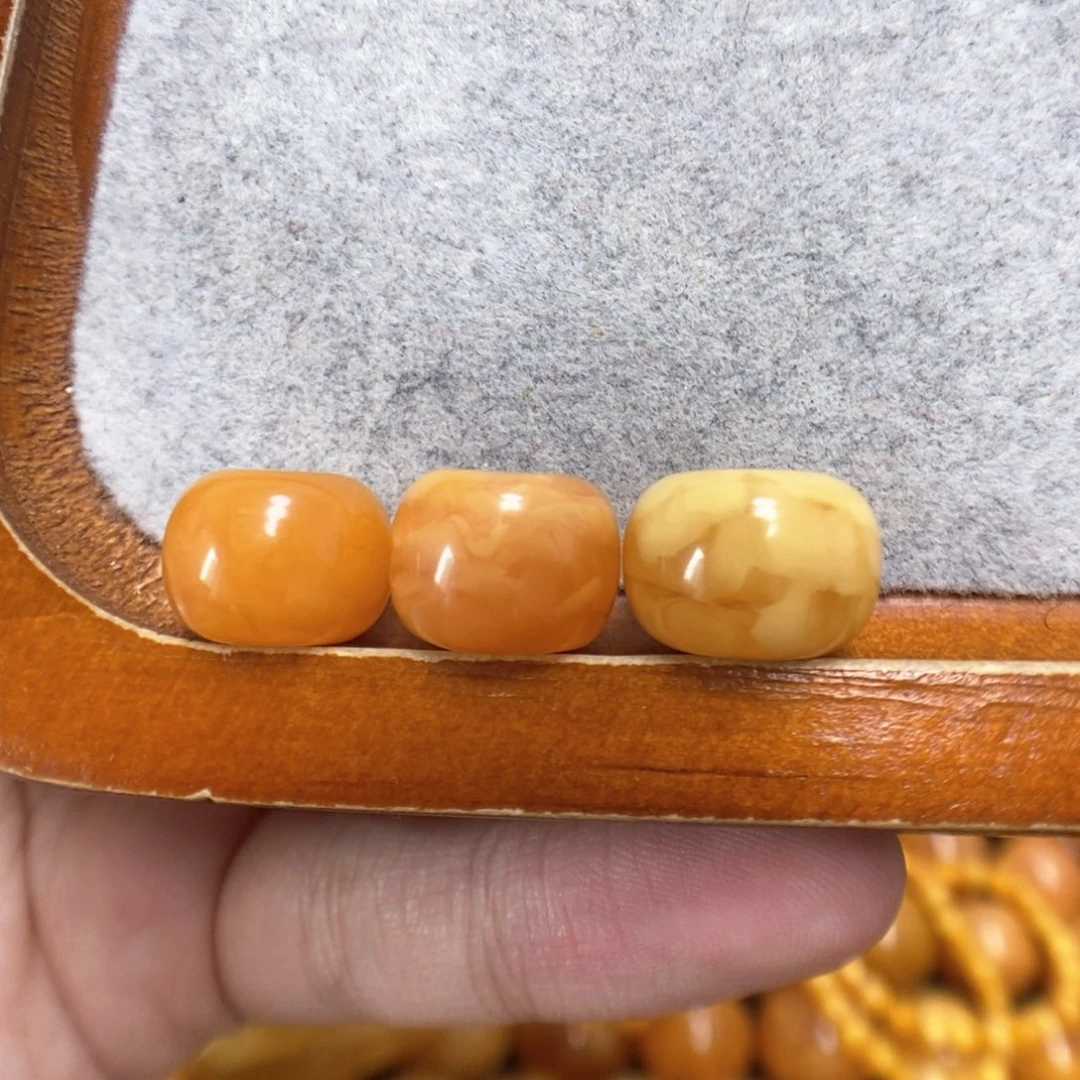 蜜蜡裸石未镶嵌偶***品蜜蜡配饰穿一起