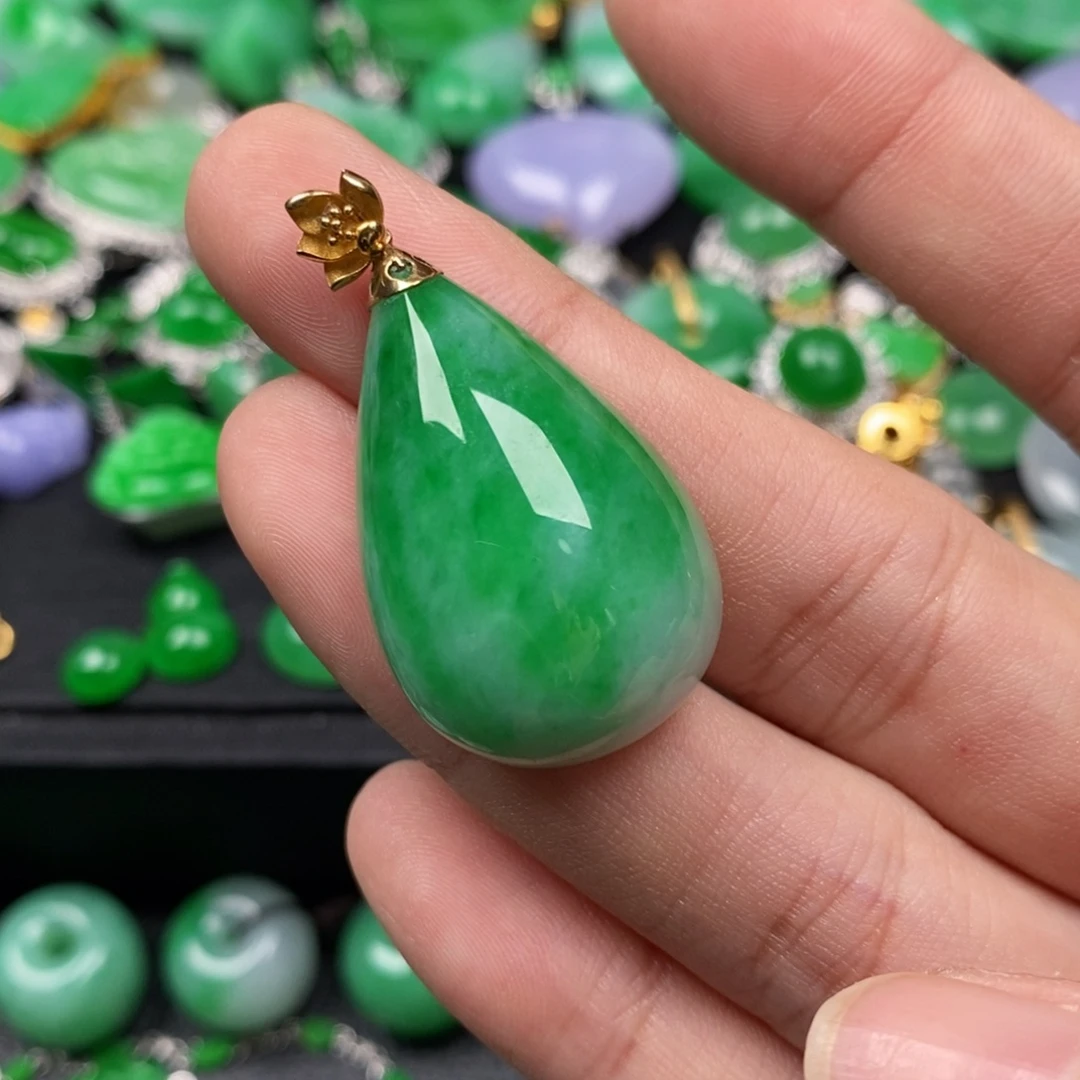 翡翠18K金镶嵌颈饰翡翠