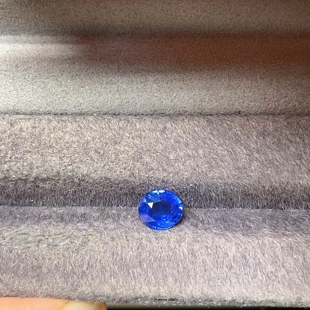 裸石蓝宝石1.75克拉天然玻璃体满火彩浓郁矢车菊