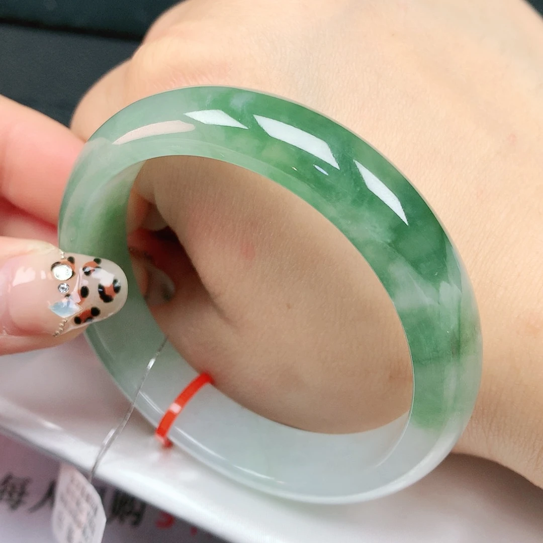 翡翠手镯未镶嵌52圈