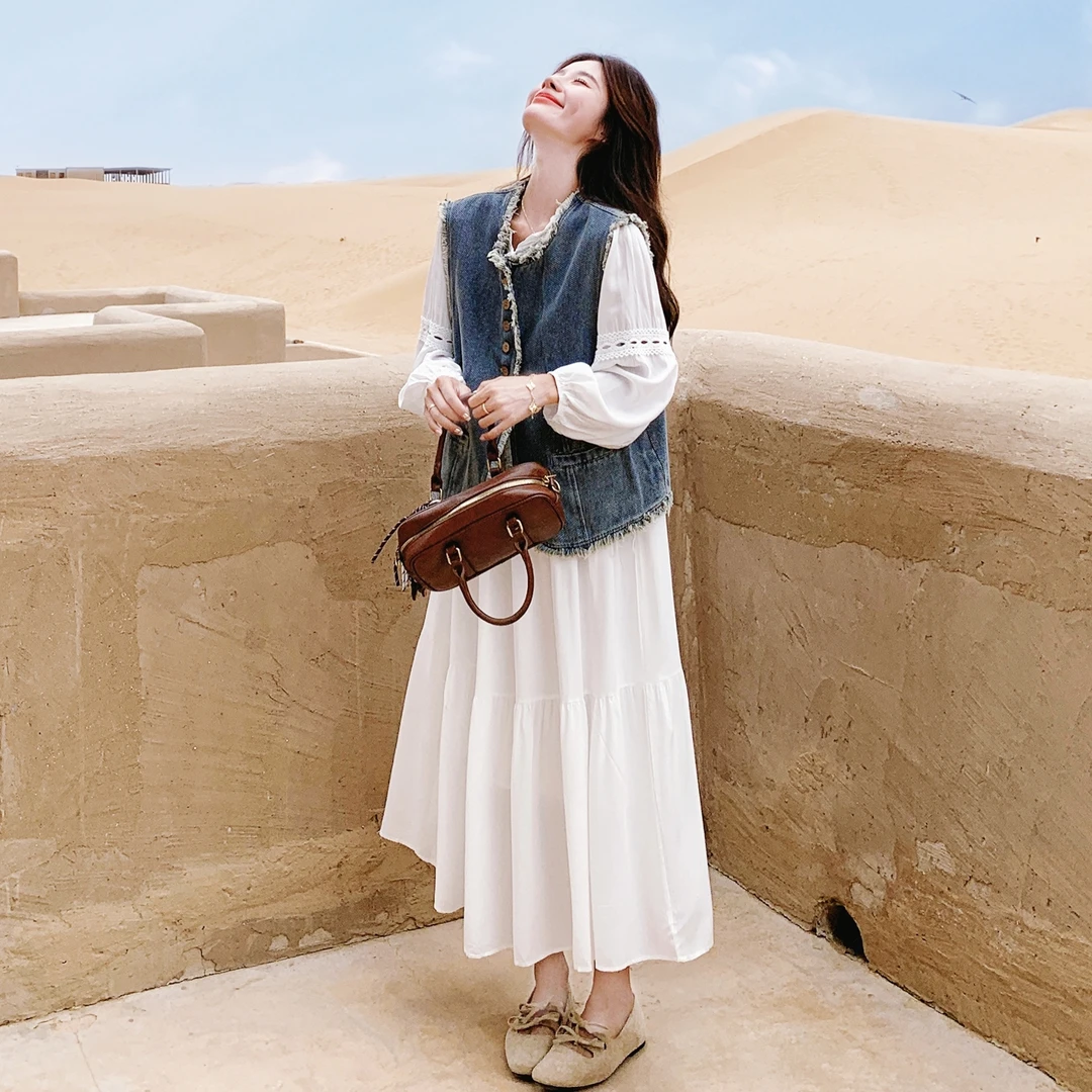 艺术感温柔穿搭一整套女2025年早秋毛边牛仔马甲白色连衣裙两件套