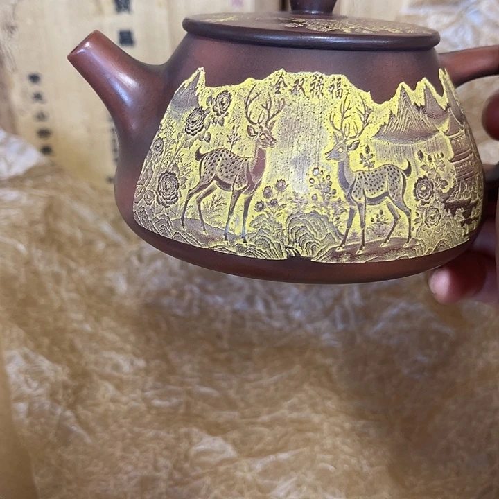 紫砂茶壶原矿泥料手工制作的一把紫砂壶。