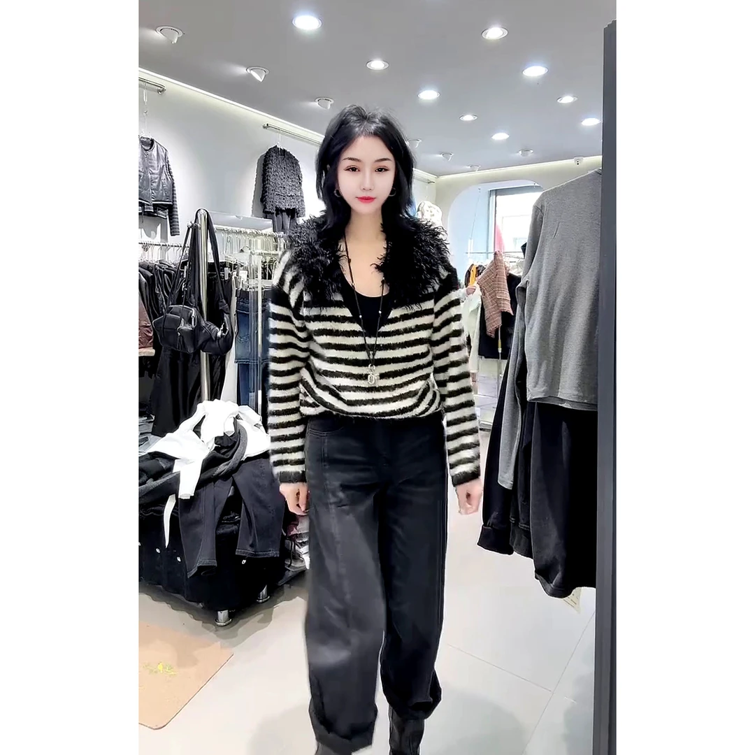 欧货时尚宽松气质撞色V领拼接毛毛领条纹毛衣女