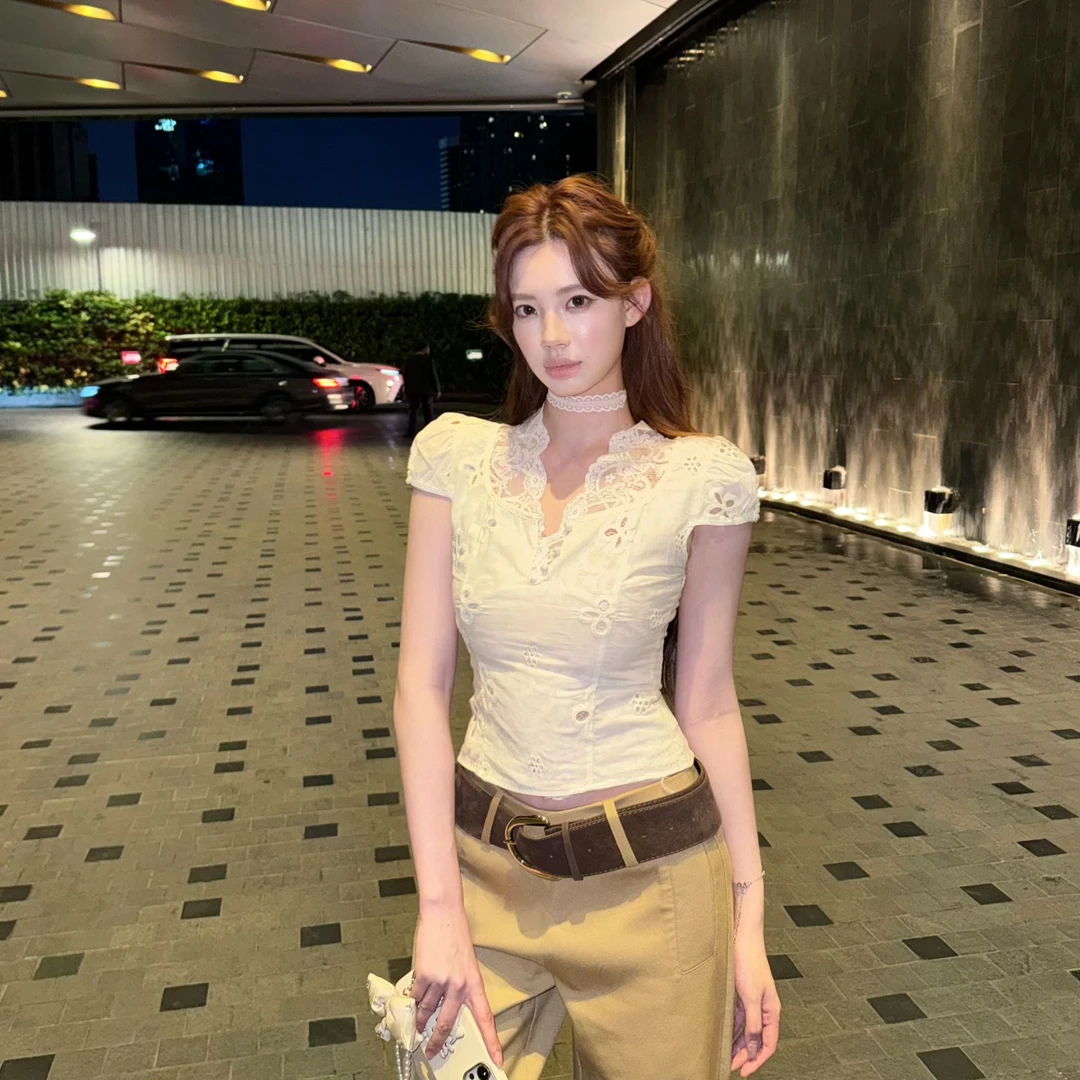 【XIAOXIN】夏季镂空蕾丝短款修身性感温柔风上衣LWJ24B2T937