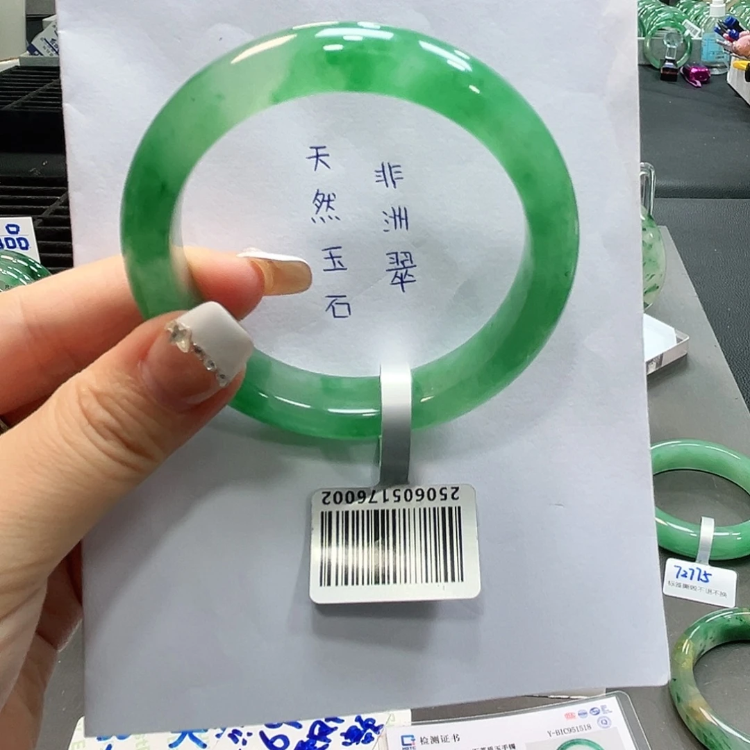 多***．石英质玉（非洲翠）未镶嵌手镯