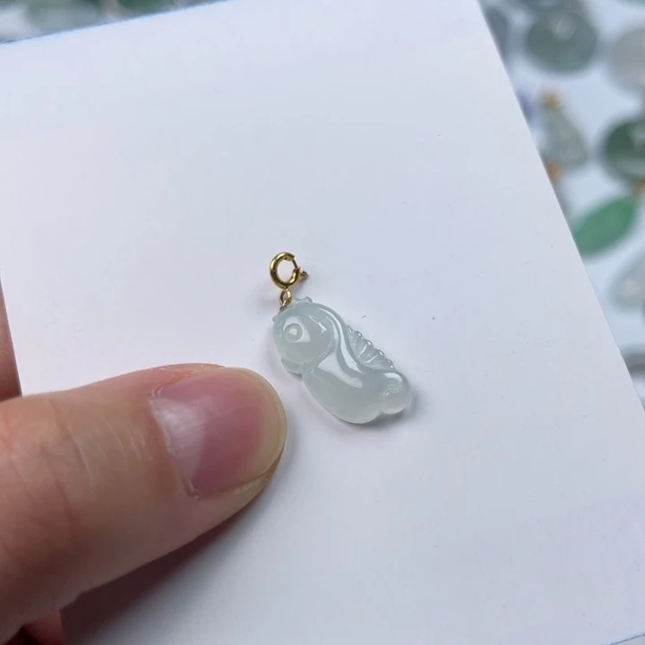 翡翠18K金镶嵌颈饰海马滴溜