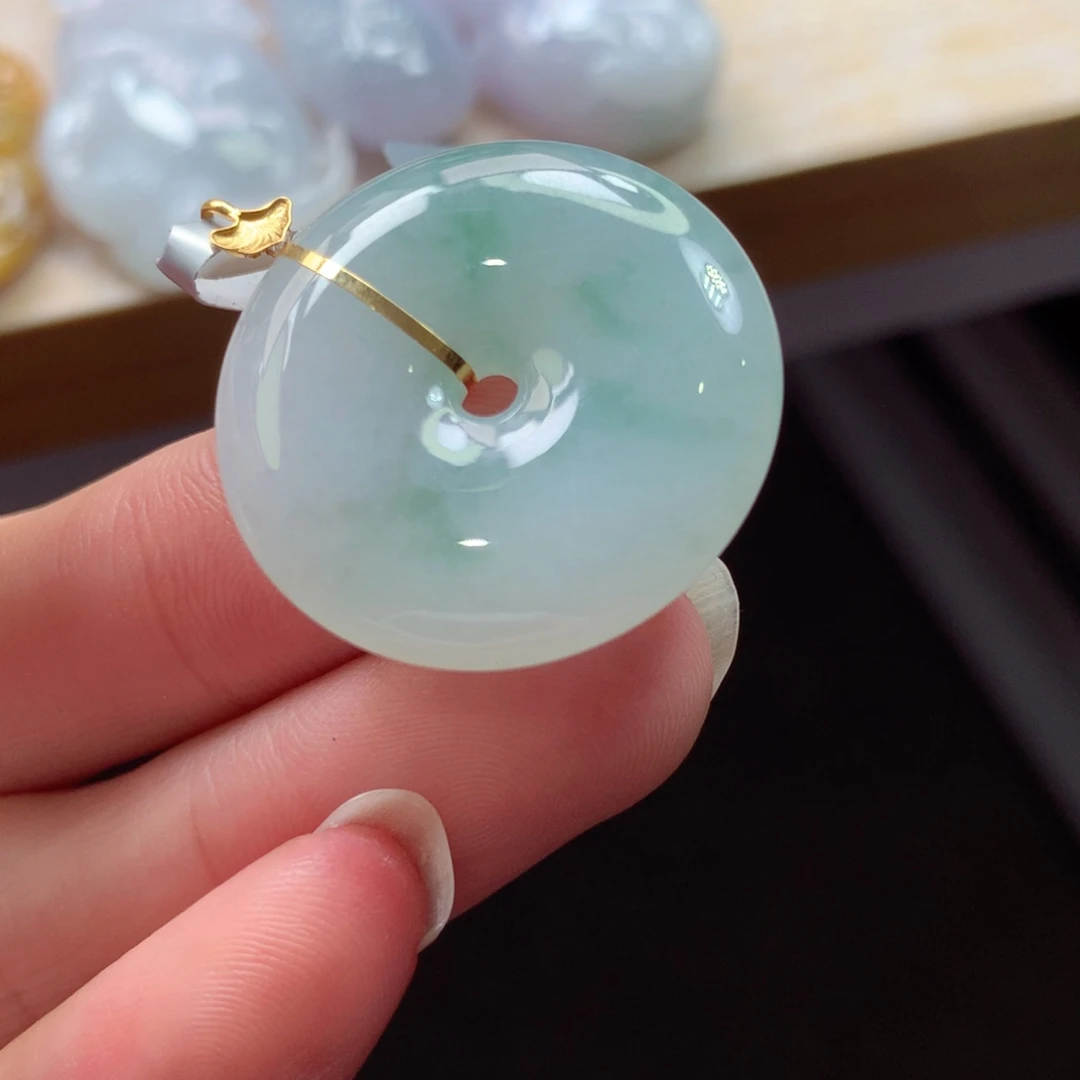 翡翠18K金镶嵌颈饰吊坠