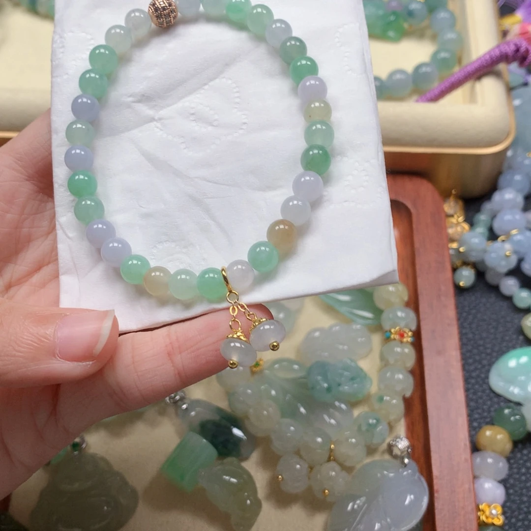 凯***行翡翠未镶嵌颈饰是