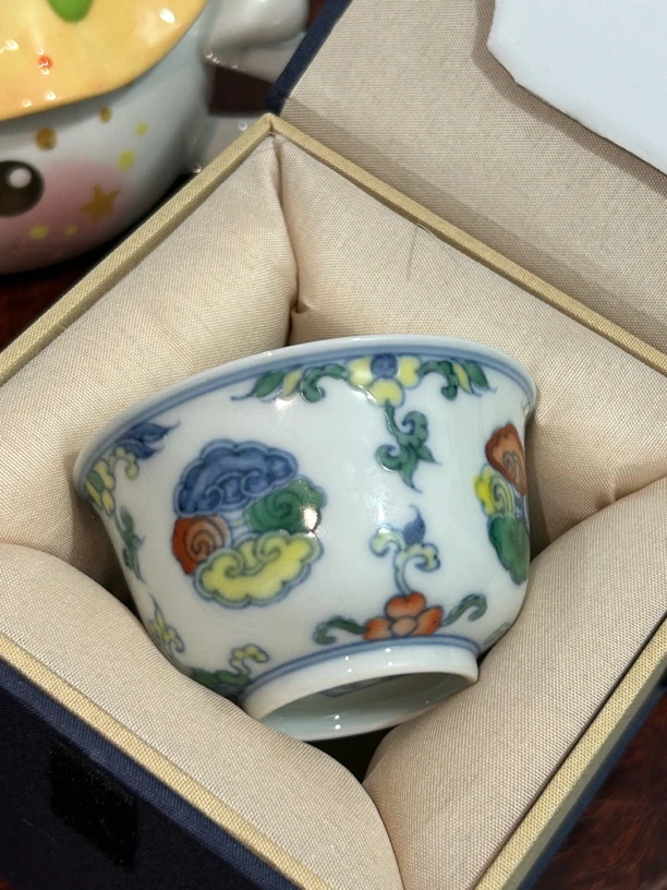 鑫龙景  斗彩灵云纹主人杯