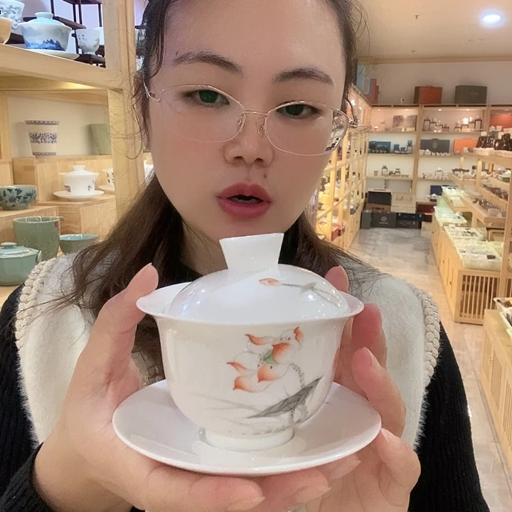 羊脂白玉瓷盖碗悬停