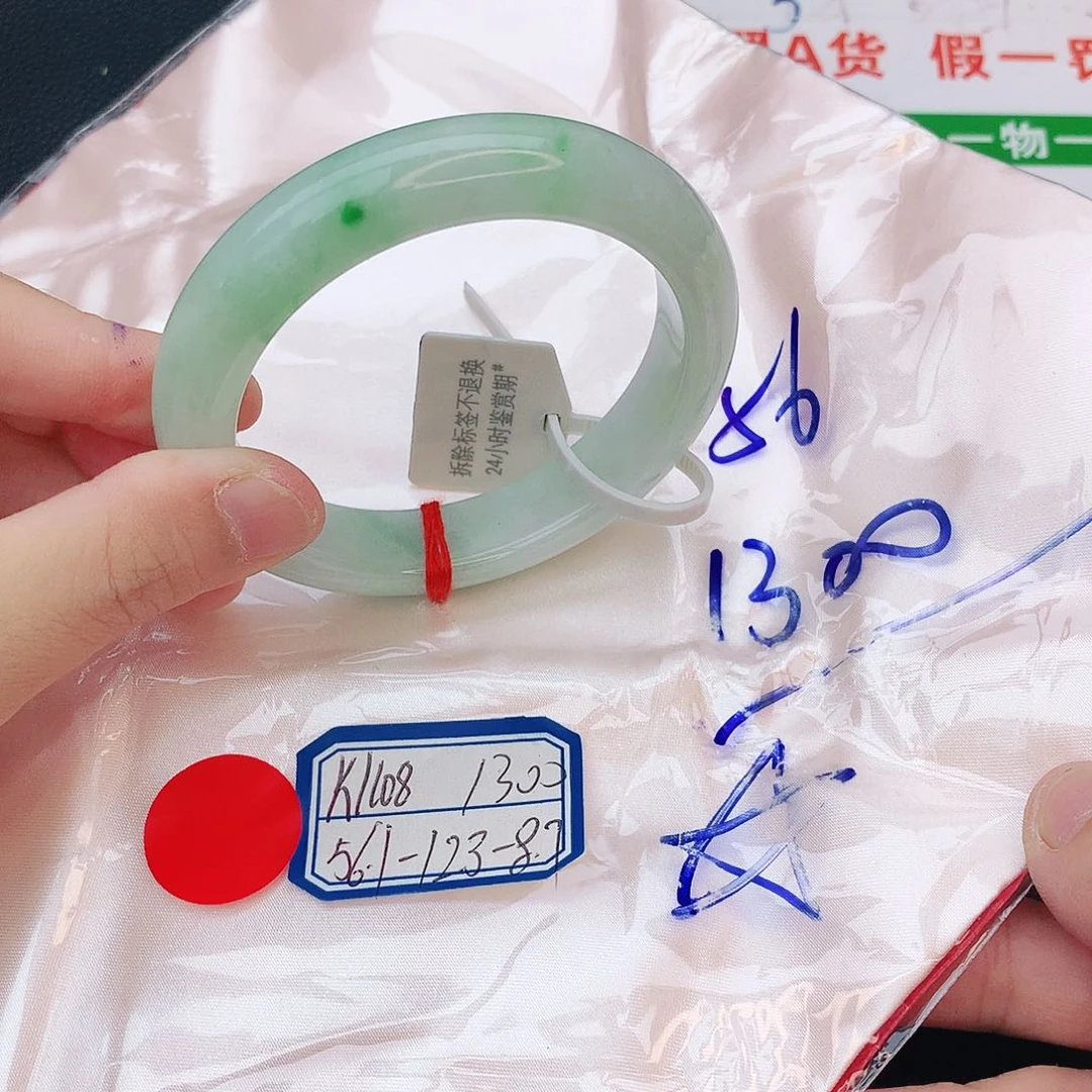 翡翠手镯未镶嵌翡翠
