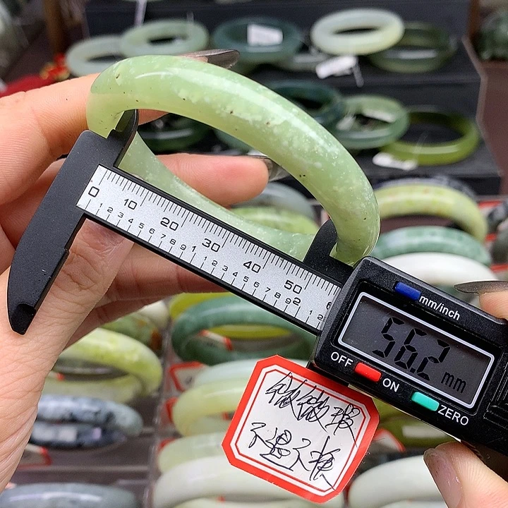 蛇纹石玉手镯未镶嵌408