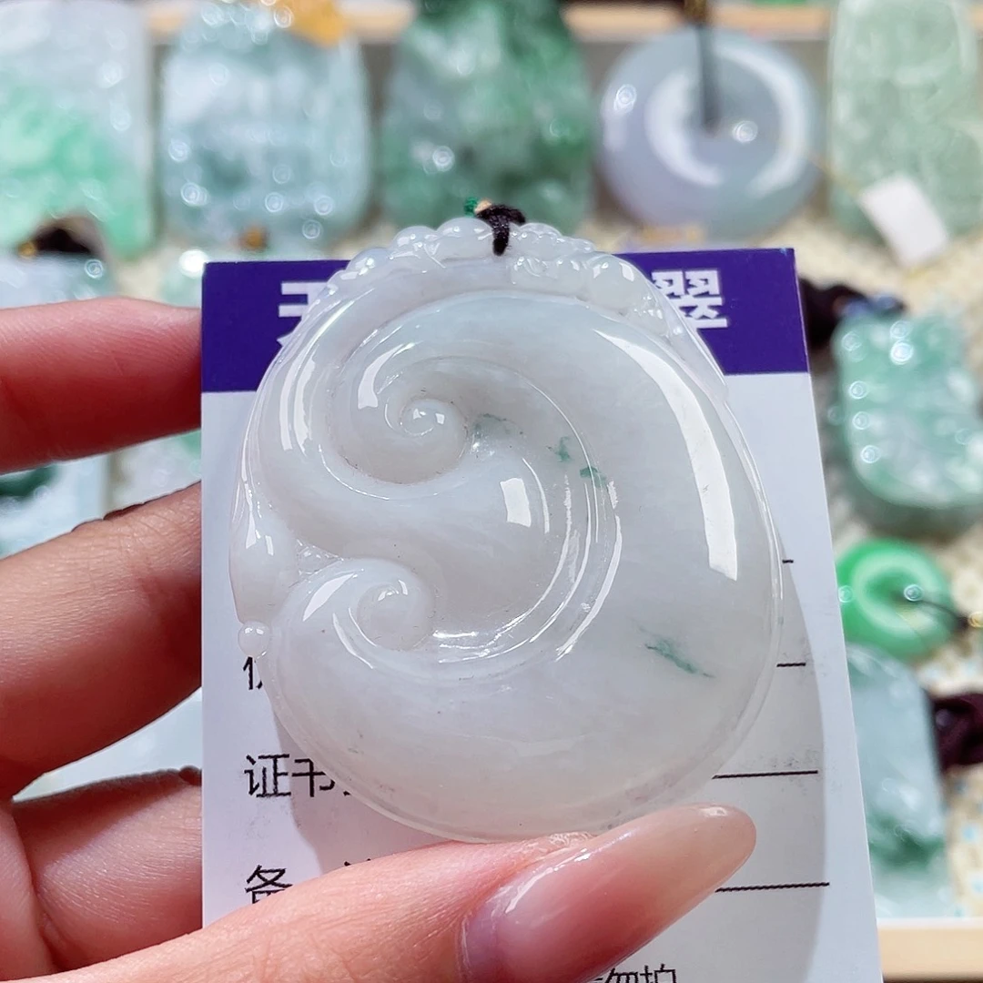 翡翠未镶嵌颈饰如意