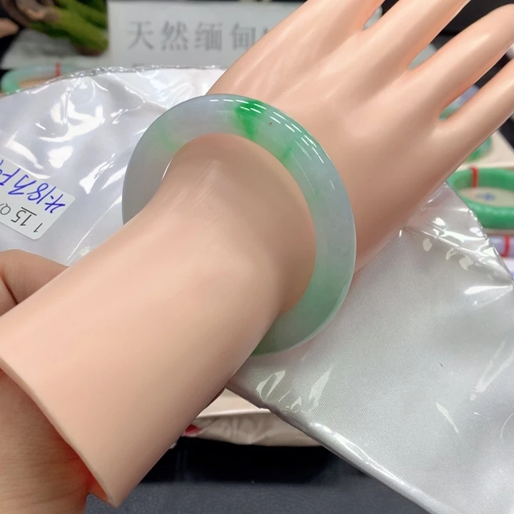 翡翠手镯未镶嵌翡翠