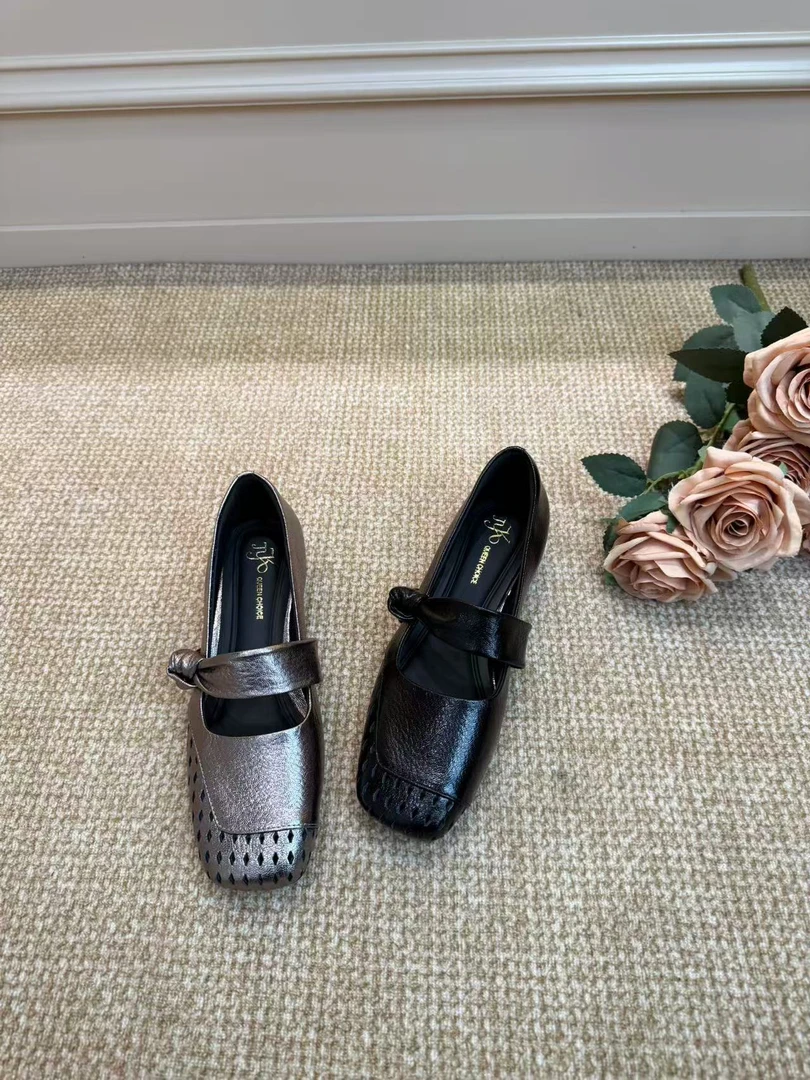 【NenKri】 2cm，2025新款压花低跟粗跟方头单鞋5572