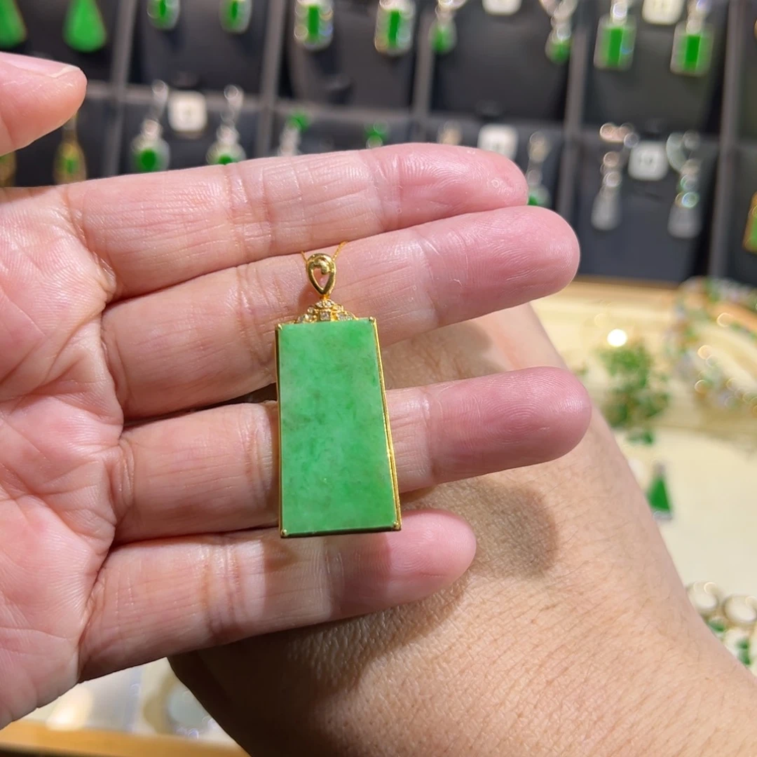颈饰18K金镶嵌翡翠吊坠