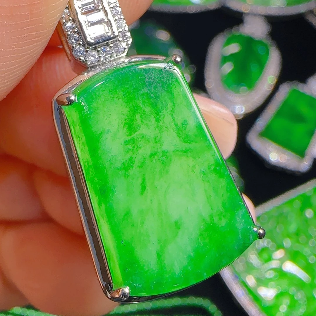 翡翠吊坠(赠链)未镶嵌