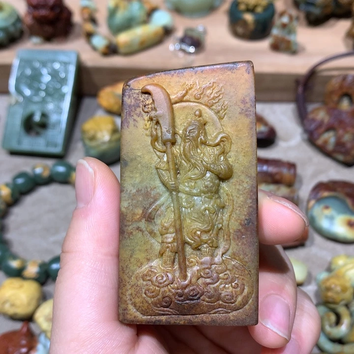 未镶嵌岫岩河磨玉（透闪石质玉）把件