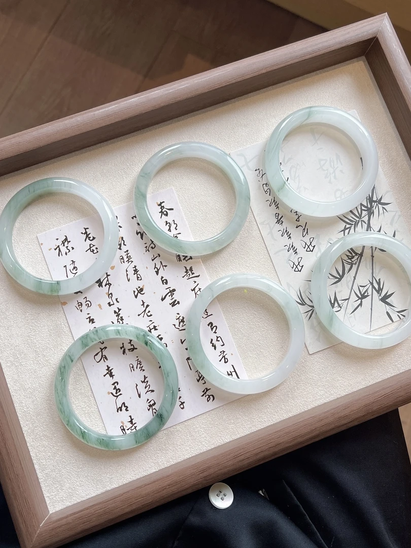 新疆天然天山翠手镯高冰精美飘绿