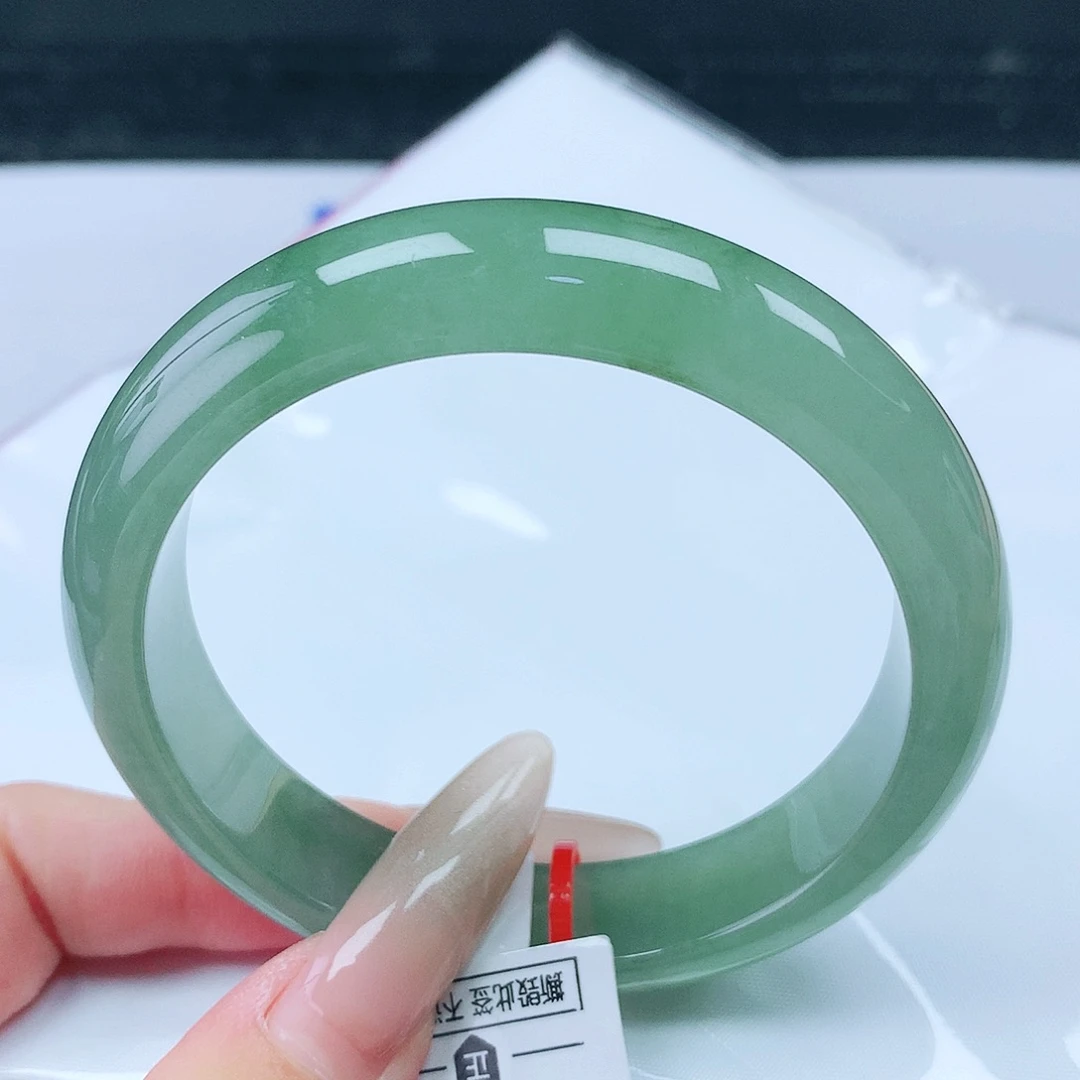 翡翠手镯未镶嵌55圈