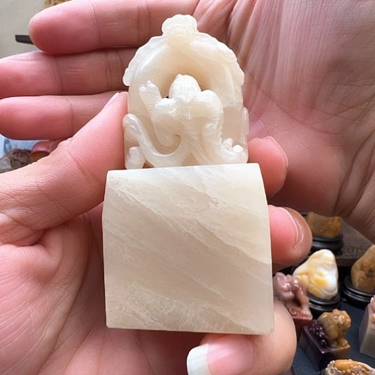 石材寿山鲎箕石手工雕刻