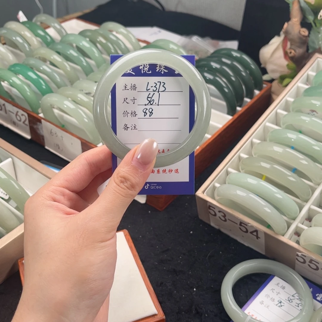 未镶嵌手镯石英质玉哆**呀