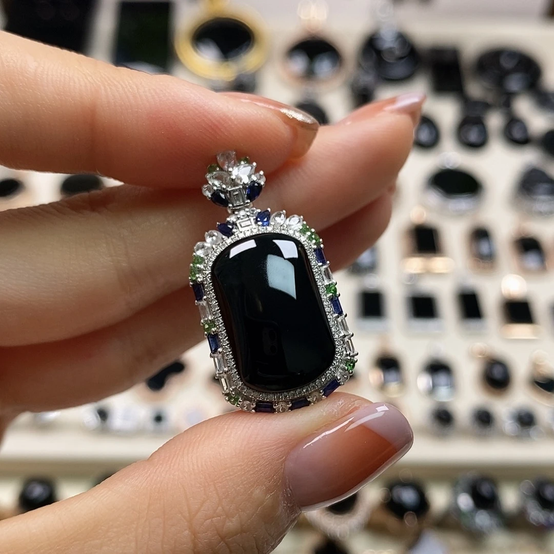 翡翠18K金镶嵌颈饰