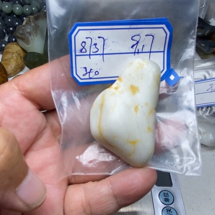 用***7颈饰未镶嵌和田玉（糖玉）