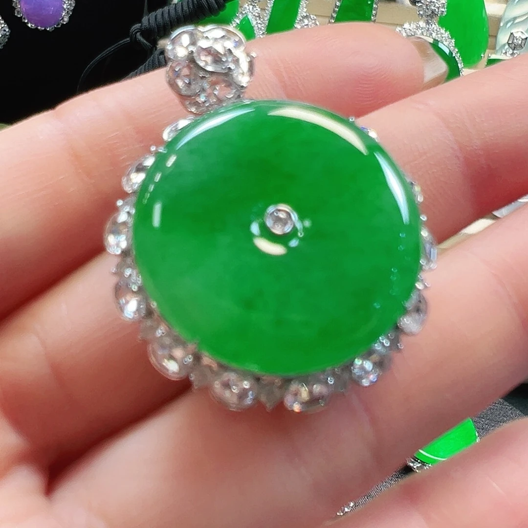 翡翠18K金镶嵌颈饰吊坠