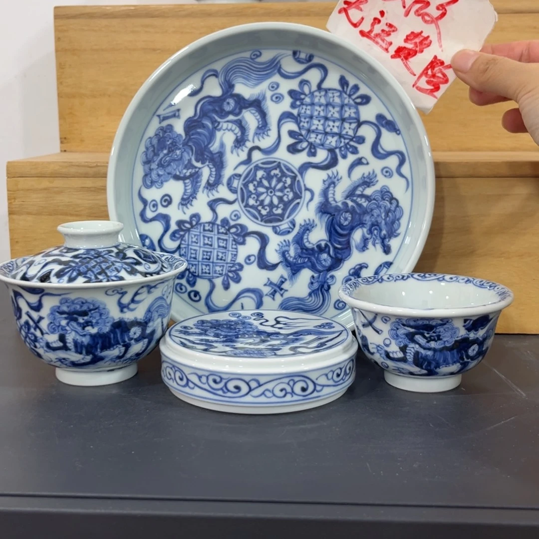 青花仿元二代狮子戏球