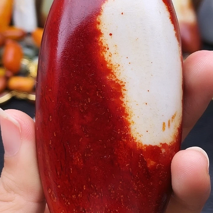 玉手把件摆件红皮白肉一件