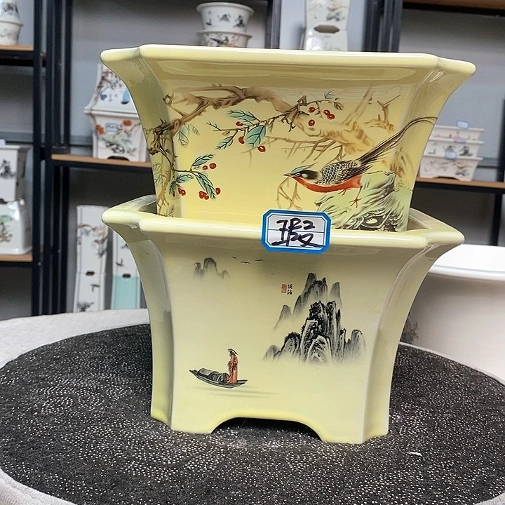 紫砂的花盆很漂亮