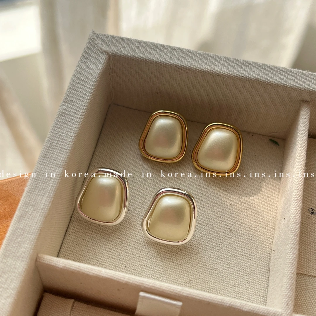 铜合金仿珍珠耳饰 法式复古奶白方钉港风怀旧风马贝珠绝美耳饰