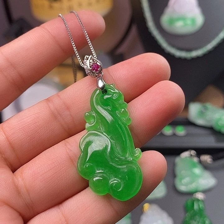 翡翠未镶嵌吊坠(赠链)