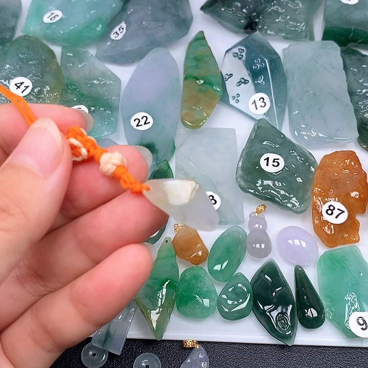 翡翠未镶嵌颈饰随型吊坠