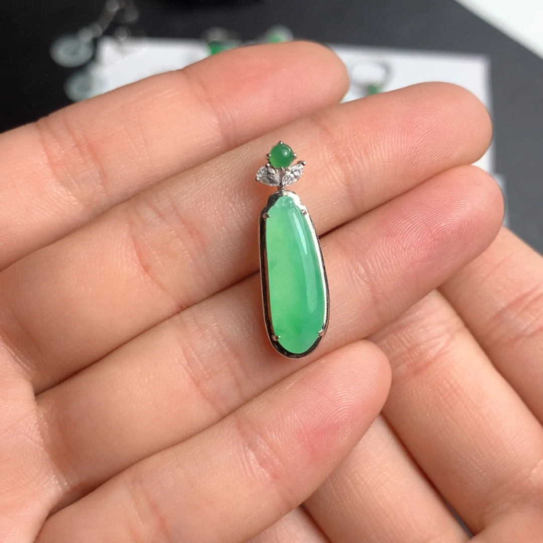 颈饰18K金镶嵌翡翠小****）翡翠