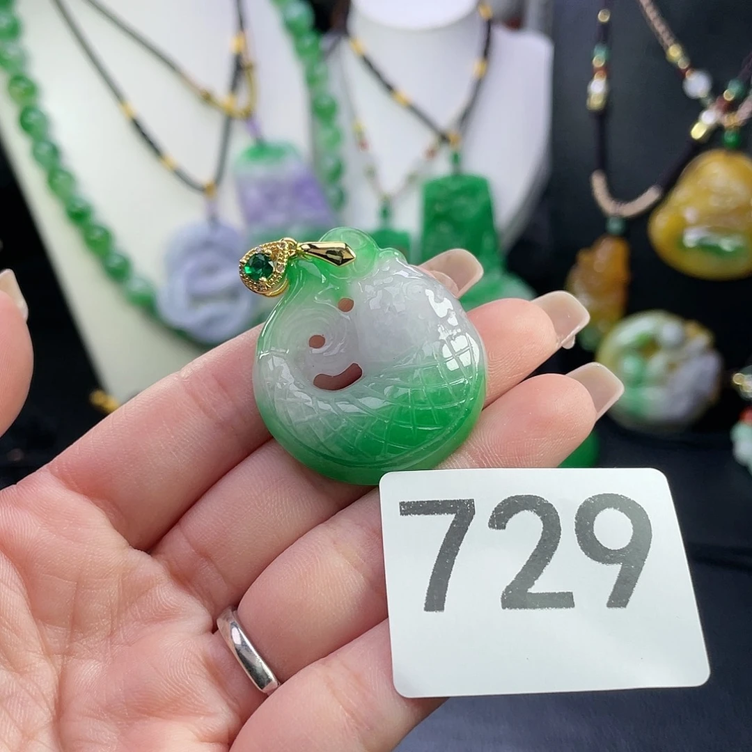 翡翠未镶嵌吊坠(赠链)