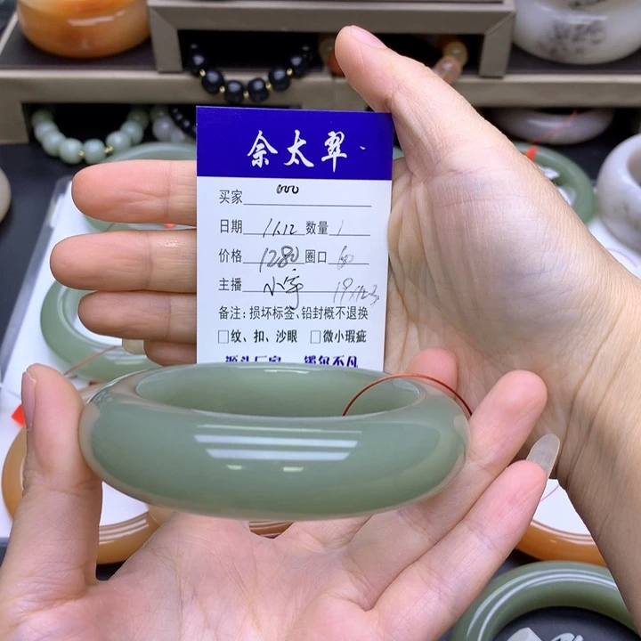 未镶嵌手镯石英质玉。***&