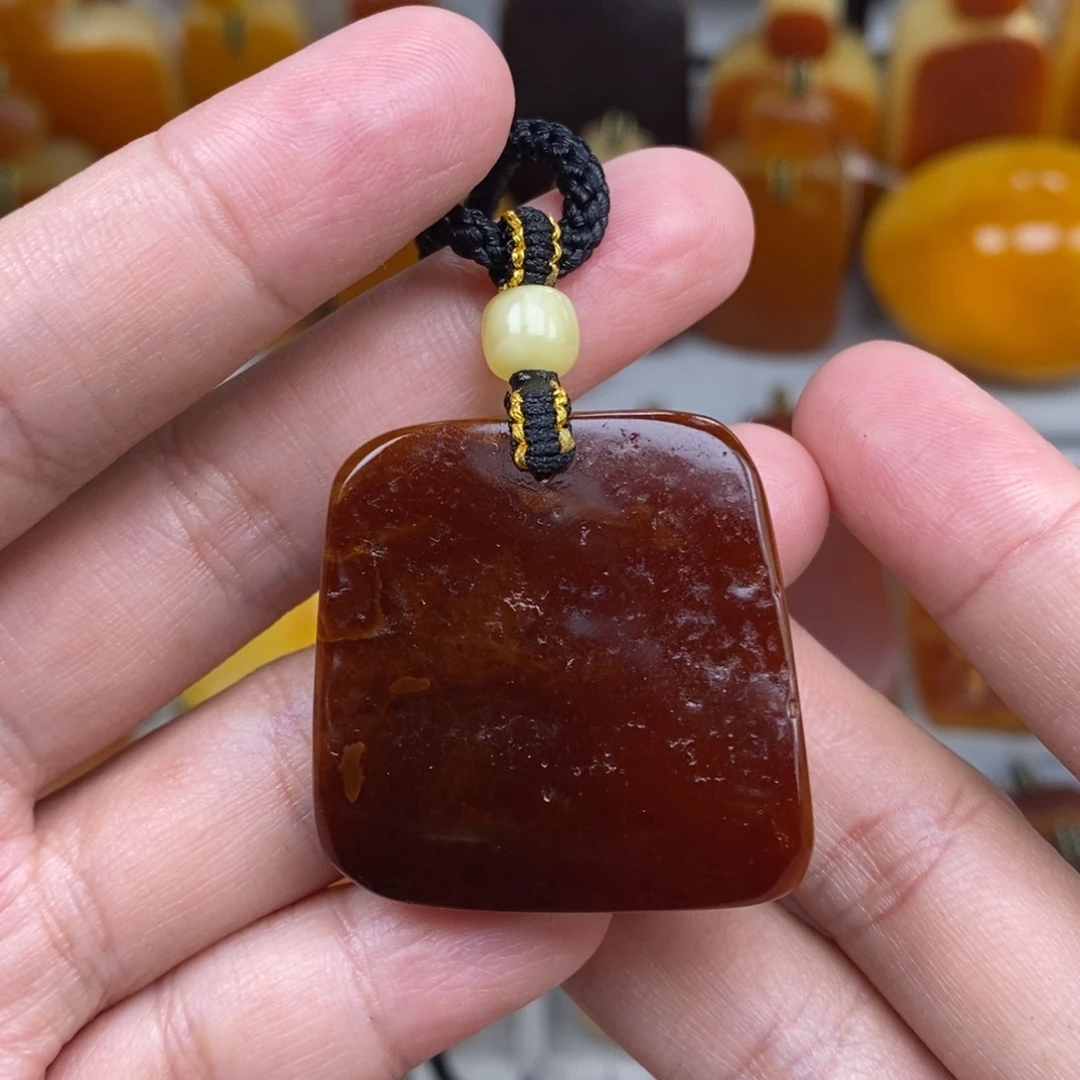 天***路琥珀未镶嵌珠宝奇石