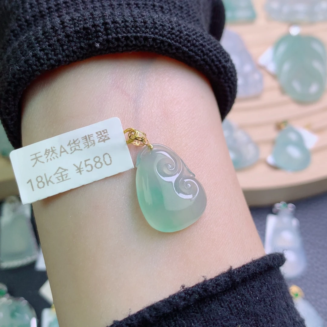 翡翠18K金镶嵌颈饰吊坠