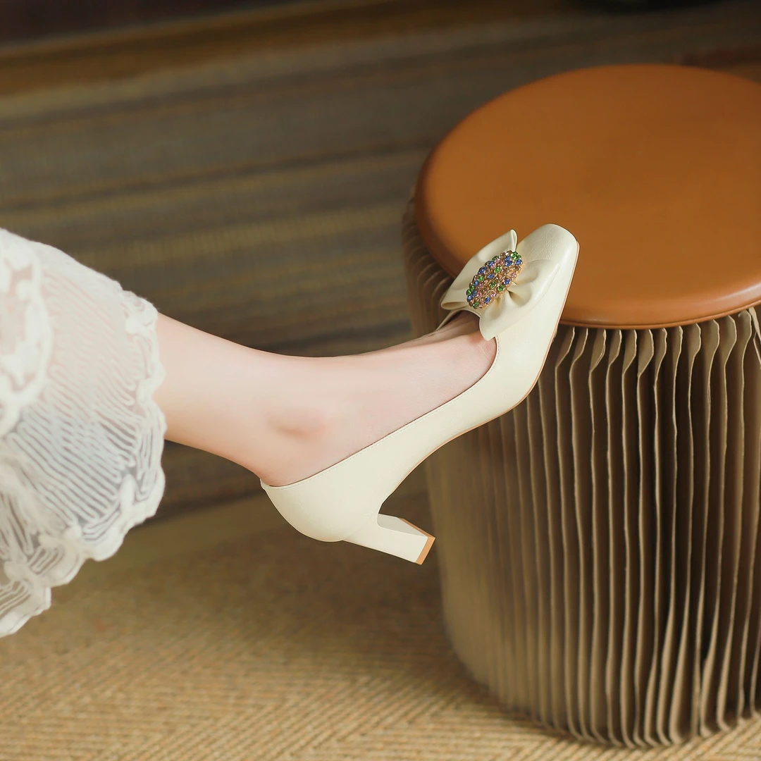 2025年春季新款大蝴蝶结彩钻点缀方头高跟鞋时尚气质女鞋