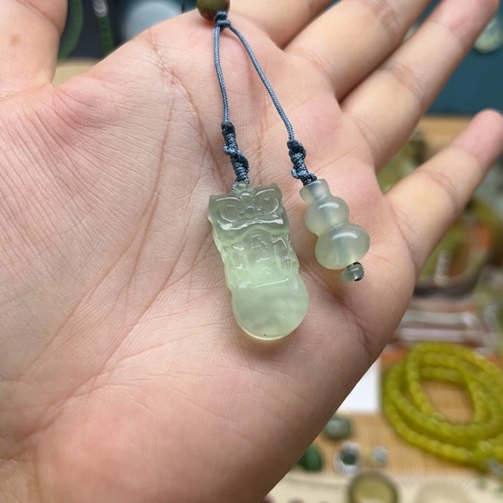 蛇纹石玉未镶嵌颈饰
