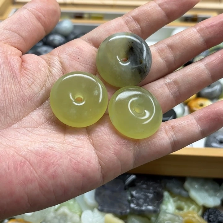 未镶嵌蛇纹石玉颈饰
